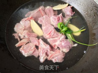 胡萝卜玉米排骨汤的做法步骤：2