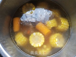 胡萝卜玉米排骨汤的做法步骤：6