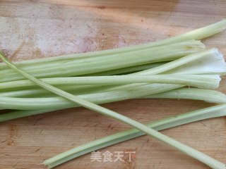猪肉炒西芹的做法步骤：1