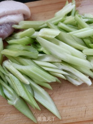 猪肉炒西芹的做法步骤：2