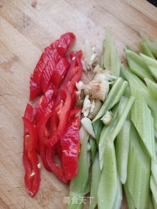 猪肉炒西芹的做法步骤：3