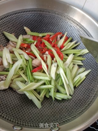 猪肉炒西芹的做法步骤：11