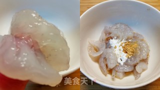 酸辣爽口，开胃解馋～秋葵拌虾球的做法步骤：2
