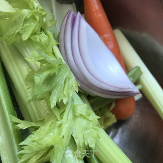 芹菜炒小木耳的做法步骤：1