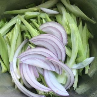 芹菜炒小木耳的做法步骤：2
