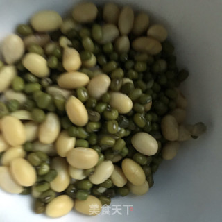 黄豆杏仁奶的做法步骤：2