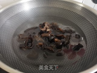 金针木耳豆腐汤的做法步骤：1