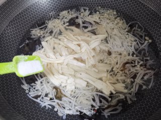 金针木耳豆腐汤的做法步骤：4