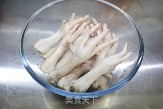 香辣卤鸡爪的做法步骤：1