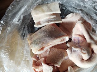 肉皮冻的做法步骤：1