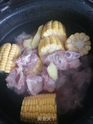 胡萝卜玉米排骨汤的做法步骤：2