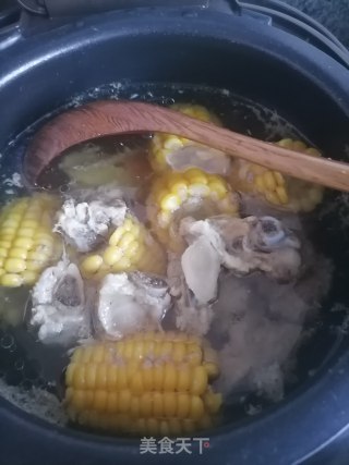 胡萝卜玉米排骨汤的做法步骤：3
