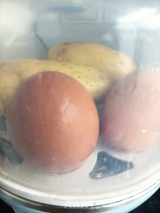 “懒人快手餐”土豆鸡蛋沙拉的做法步骤：1