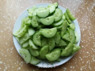 黄瓜炒鹅蛋的做法步骤：2