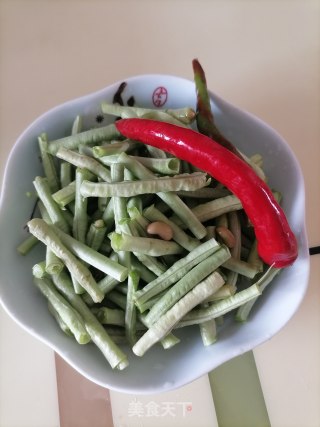 素炒豇豆的做法步骤：1