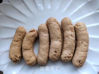 手抓饼牛肉肠热狗的做法步骤：1