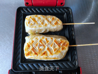 手抓饼牛肉肠热狗的做法步骤：7