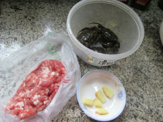 肉末蒸六月黄的做法步骤：1