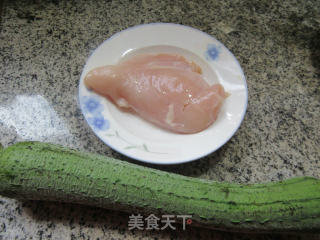 鸡胸肉炒丝瓜的做法步骤：1
