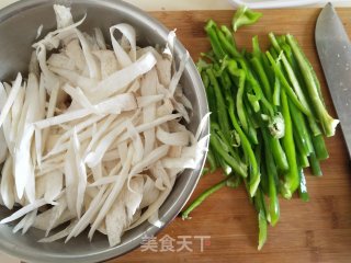 无油杏鲍菇炒青椒的做法步骤：1