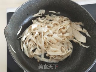 无油杏鲍菇炒青椒的做法步骤：3
