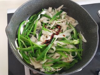 无油杏鲍菇炒青椒的做法步骤：4