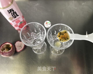 百香果草莓牛奶饮的做法步骤：4
