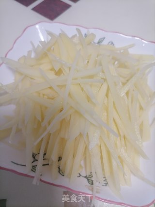 酸辣土豆丝的做法步骤：1