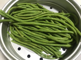 豇豆鸡蛋水饺的做法步骤：1