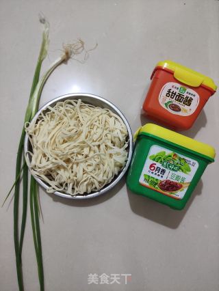 葱油杂酱素面的做法步骤：1