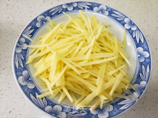 土豆丝炒西红柿的做法步骤：1