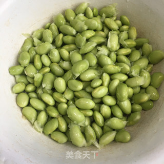 五花肉炒毛豆萝卜干的做法步骤：2