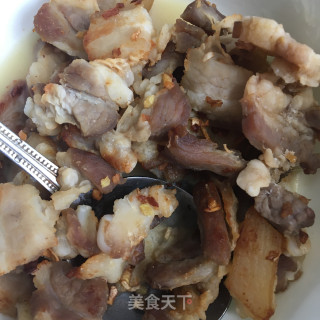 五花肉炒毛豆萝卜干的做法步骤：3