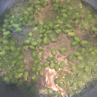 五花肉炒毛豆萝卜干的做法步骤：4