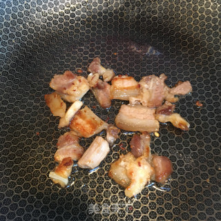五花肉炒毛豆萝卜干的做法步骤：5