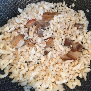五花肉炒毛豆萝卜干的做法步骤：6