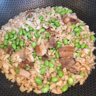 五花肉炒毛豆萝卜干的做法步骤：7