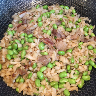 五花肉炒毛豆萝卜干的做法步骤：8