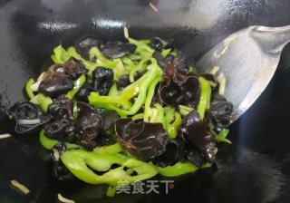 柿椒炒木耳的做法步骤：4