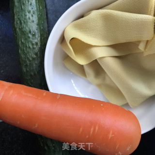 黄瓜粉丝拌豆皮的做法步骤：1
