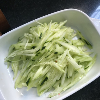 黄瓜粉丝拌豆皮的做法步骤：2