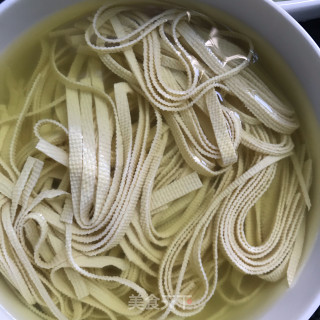 黄瓜粉丝拌豆皮的做法步骤：4