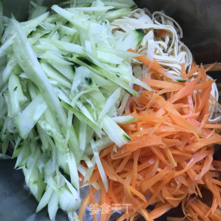 黄瓜粉丝拌豆皮的做法步骤：6