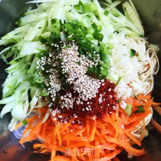 黄瓜粉丝拌豆皮的做法步骤：7