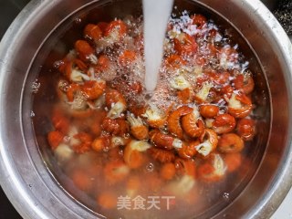 十三香麻辣龙虾尾的做法步骤：3