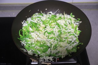 鸡蛋青椒炒面的做法步骤：7