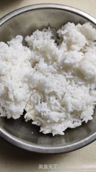 香肠鸡蛋炒饭的做法步骤：1