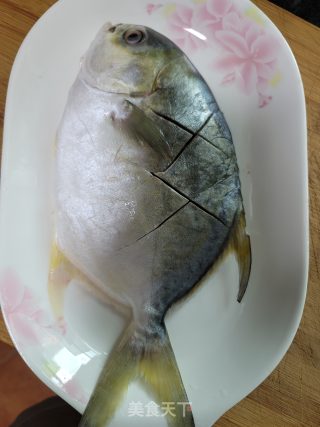 红烧鲳鱼的做法步骤：1