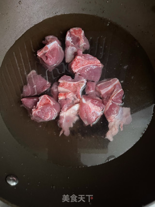 羊肚菌鱼胶炖汤的做法步骤：1