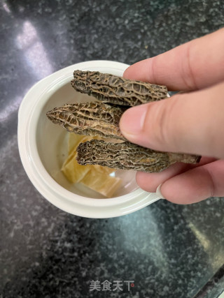 羊肚菌鱼胶炖汤的做法步骤：3